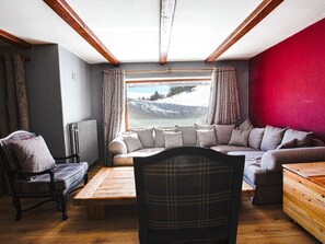 家庭木屋 | 起居区 | 43-英寸液晶电视（配备卫星频道）、Netflix、玩具