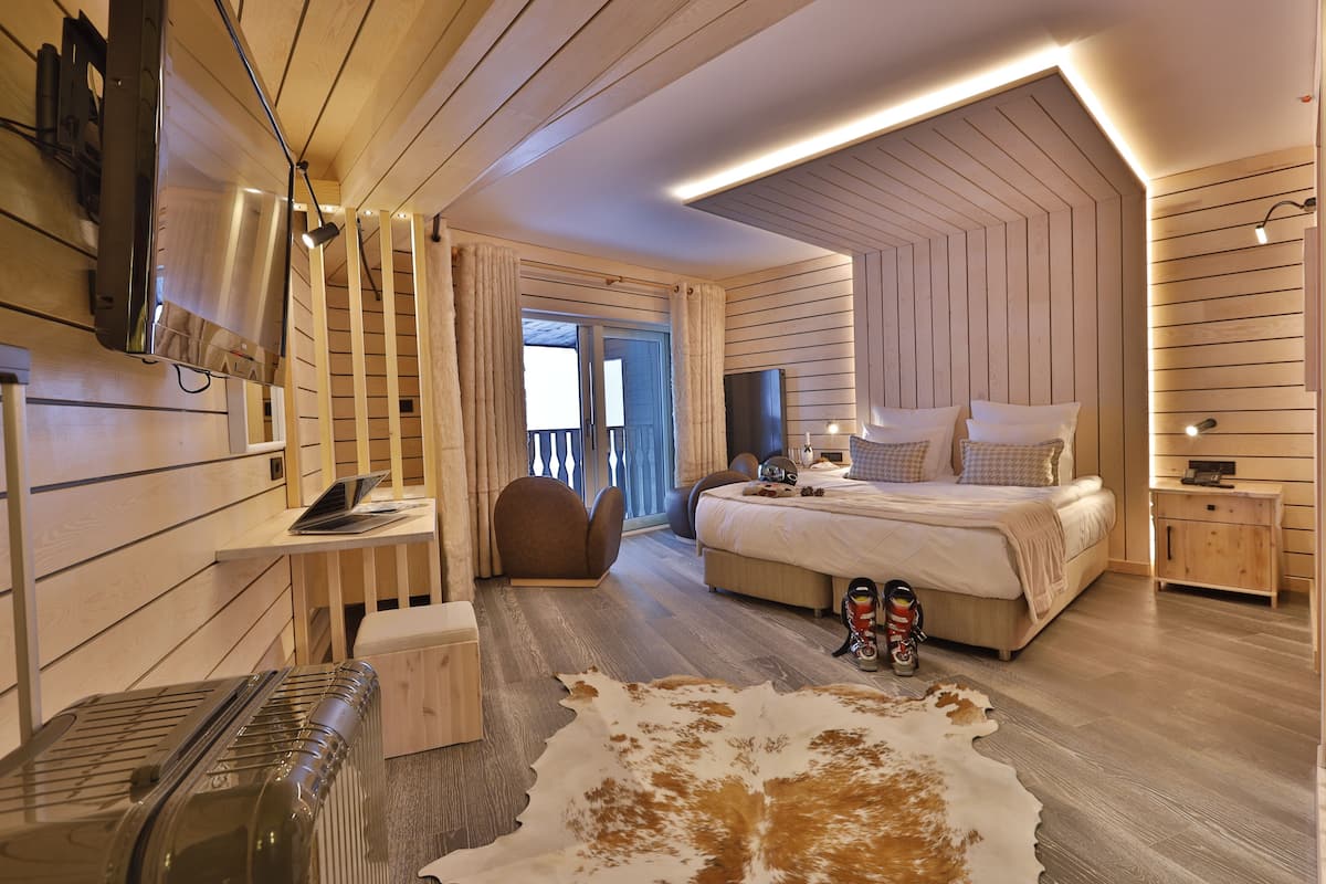 Deluxe Suite | In-room safe, desk, laptop workspace, soundproofing