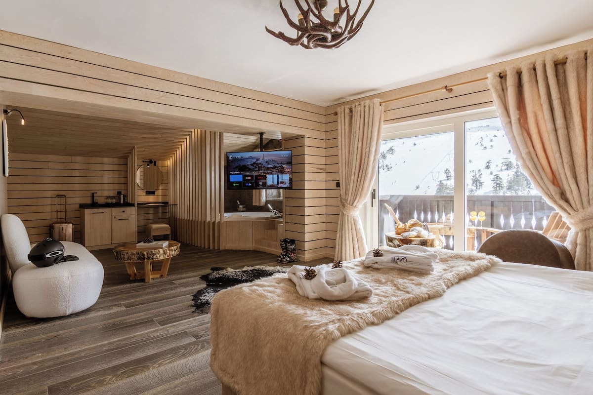 Deluxe Studio Suite | In-room safe, desk, laptop workspace, soundproofing