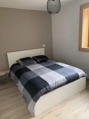 3 habitaciones, tabla de planchar con plancha, internet y ropa de cama
