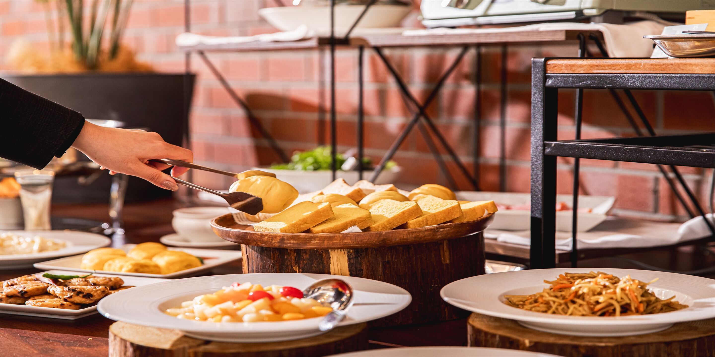 daily buffet breakfast for a fee