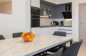 Køleskab, mikrobølgeovn, ovn, kogeplade