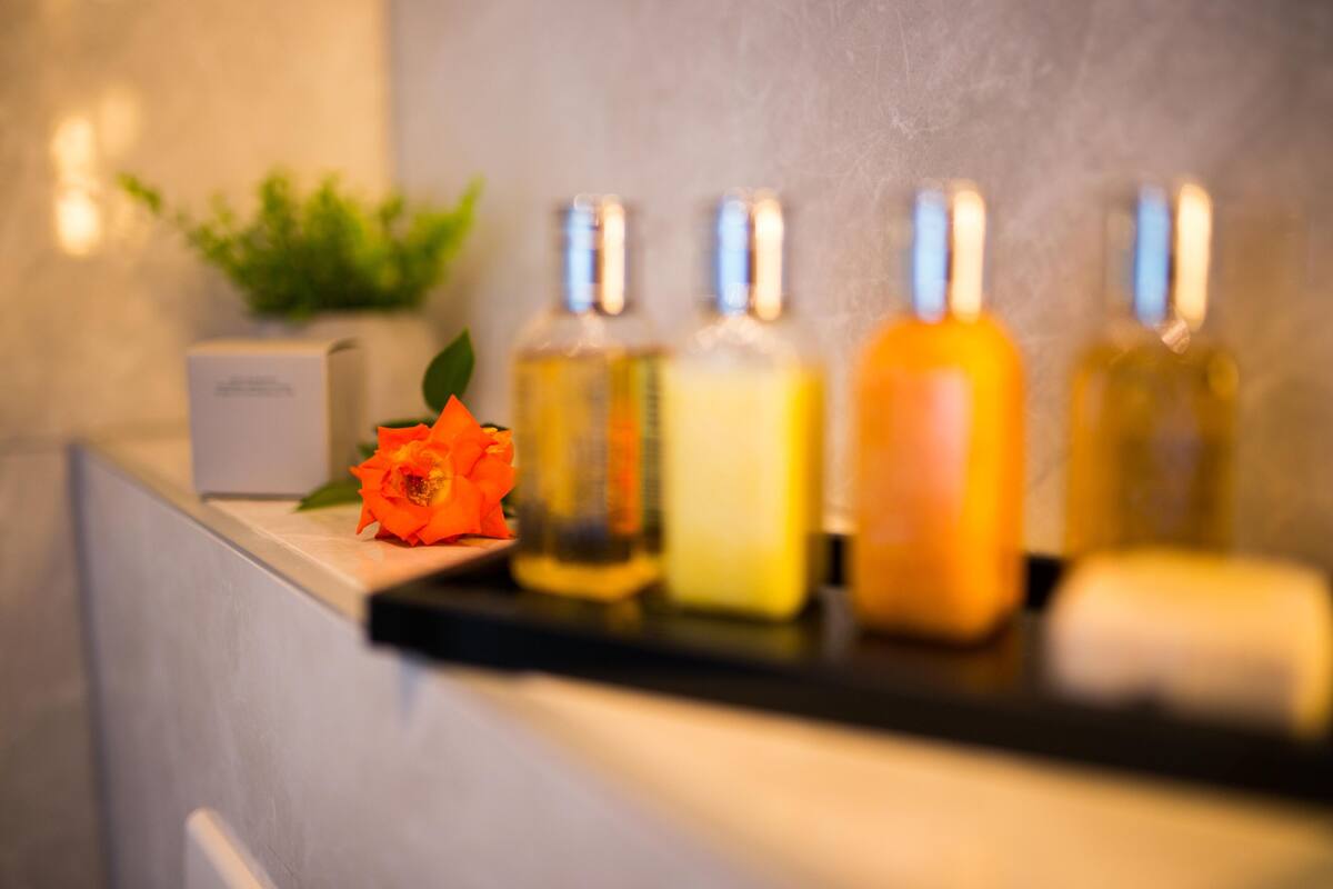 presidential suite, hot tub, sea view | bathroom | shower, free toiletries, hair dryer, towels