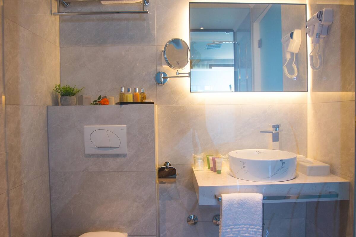 presidential suite, hot tub, sea view | bathroom | shower, free toiletries, hair dryer, towels