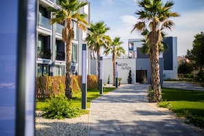 Standard Room, Balcony, Park View | Garden view