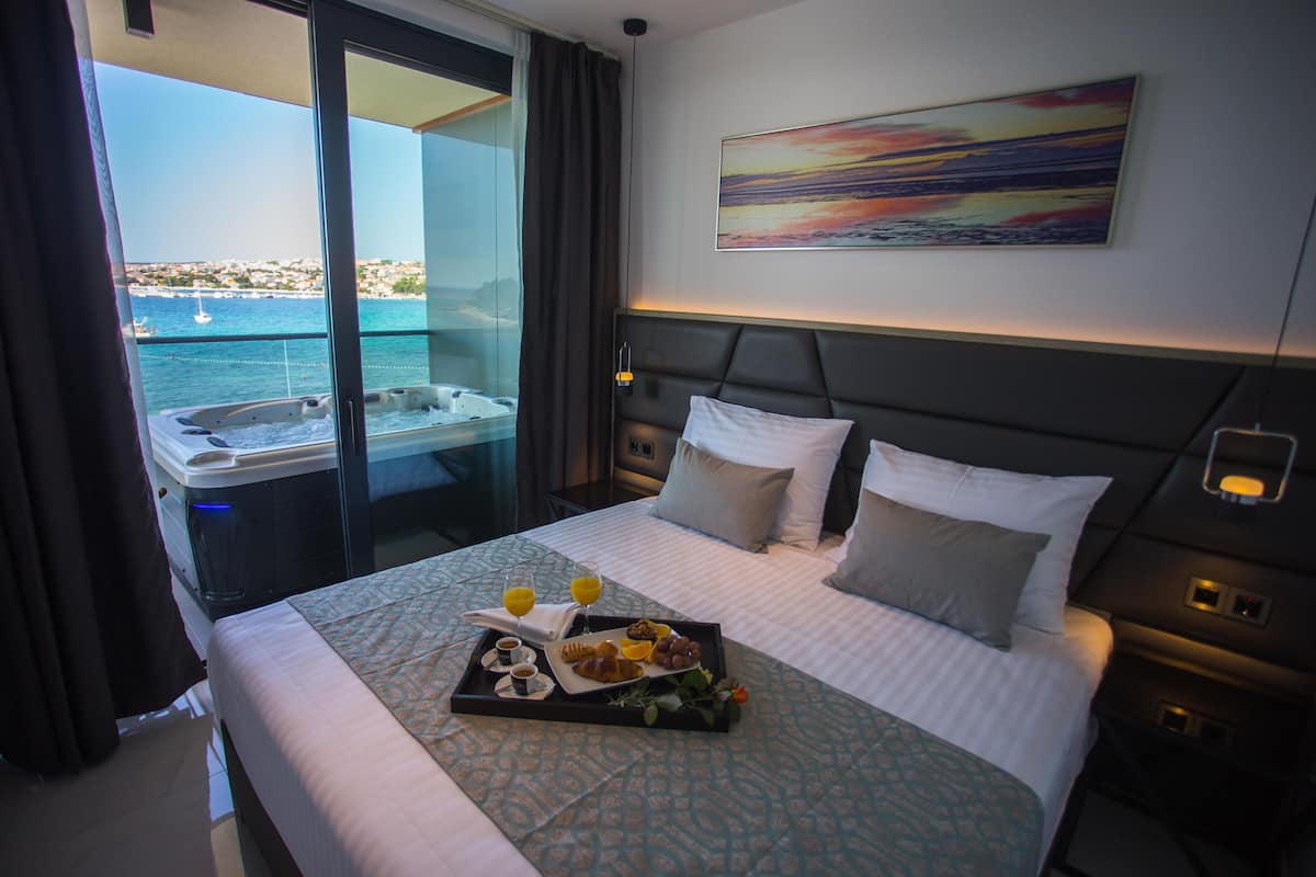 presidential suite, hot tub, sea view | 1 bedroom, memory-foam beds, minibar, in-room safe