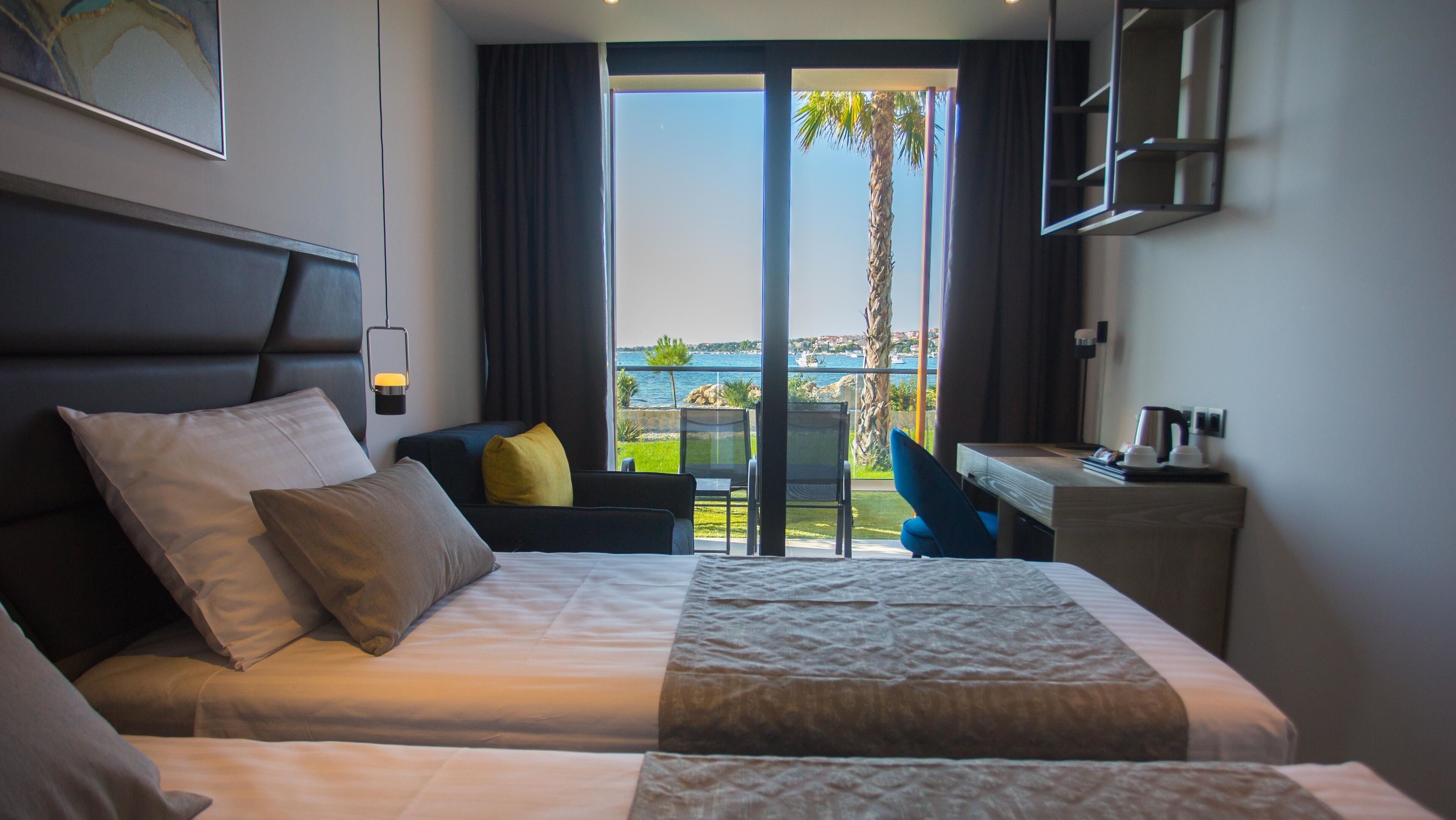 Camera Deluxe, balcone, vista mare | Copriletto in piuma, materassi in memory foam, minibar