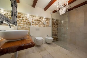 Villa, 3 chambres, piscine privée, vue sur la piscine | Salle de bain | Douche, serviettes fournies