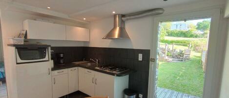 Een koelkast, een microgolfoven, een kookplaat, een broodrooster