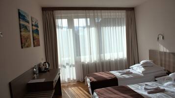 Kahden hengen classic-huone (yksi tai kaksi sänkyä), 1 makuuhuone, pääsy uima-altaalle | Työpöytä, pimennysverhot, ilmainen Wi-Fi, vuodevaatteet