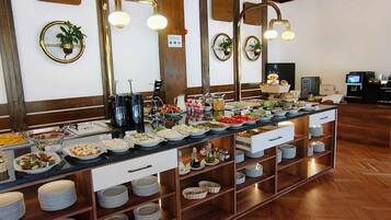 Una mesa de buffet con diferentes alimentos y una estación de café.