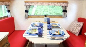 Dining - Nautical Cozy camper trailer on Lake Simcoe (Orillia)