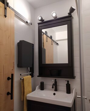 Sèche-cheveux, serviettes fournies, savon, papier toilette