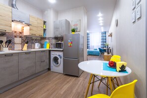 Business-Studio | Eigene Küche | Großer Kühlschrank, Mikrowelle, Herdplatte, Grillplatte