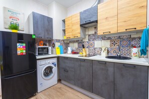 Business-Studio | Eigene Küche | Großer Kühlschrank, Mikrowelle, Herdplatte, Wasserkocher