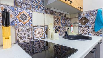 Business-Studio | Eigene Kochnische | Großer Kühlschrank, Mikrowelle, Herdplatte, Wasserkocher