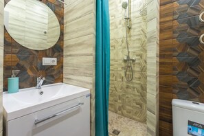 Business-Studio | Badezimmer | Dusche, Haartrockner, Hausschuhe, Handtücher
