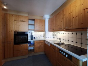 Réfrigérateur, micro-ondes, plaque de cuisson, lave-vaisselle