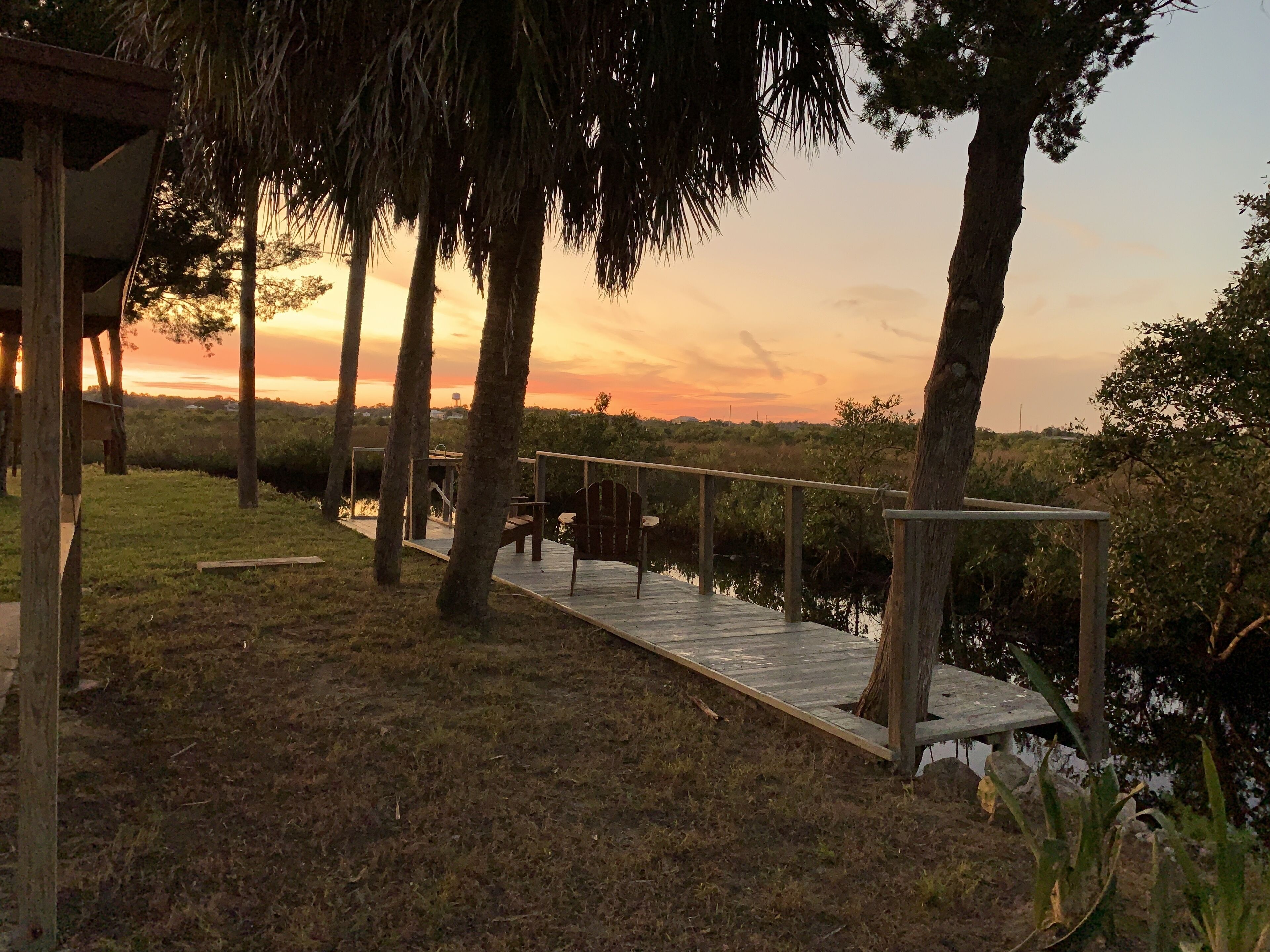 Peaceful Waterfront Ozello Cottage- with free kayaks and crab traps!