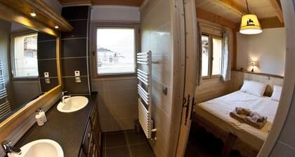 Luxueux chalet moderne avec bain à remous extérieur, 5 chambres, 10 personnes.