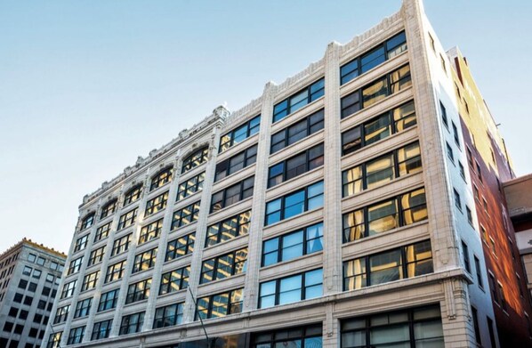 Exterior - 2BR 2BA In The Block by CozySuites (Indianapolis)