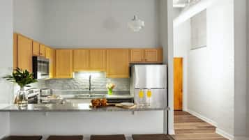 Apartment (2 Bedrooms) | Private kitchen | Microwave, oven, coffee/tea maker, electric kettle