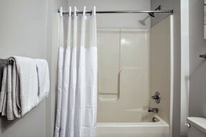 Apartment (2 Bedrooms) | Bathroom | Bathtub, towels - Contemporary 2BR 2BA Apartment In Downtown Indianapolis by CozySuites (Indianapolis)