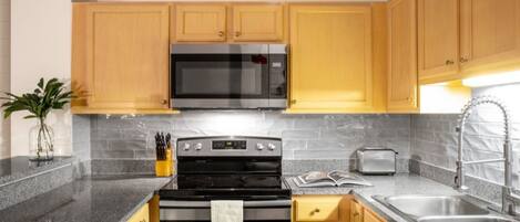 Căn hộ (4 Bedrooms) | Bếp riêng | Lò vi sóng, lò nướng, dụng cụ pha cà phê/trà, ấm điện