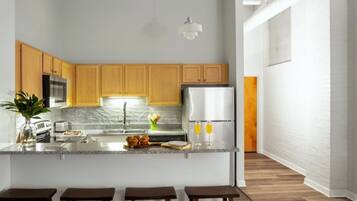 Apartment (4 Bedrooms) | Private kitchen | Microwave, oven, coffee/tea maker, electric kettle