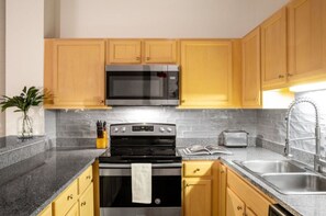 Apartamento (2 Bedrooms) | Cozinha privada | Micro-ondas, fogão, cafeteira/chaleira, chaleira elétrica