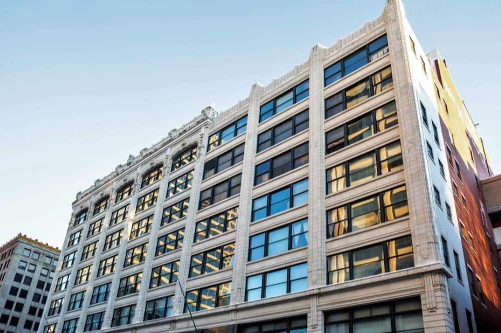Beautiful 2BR 2BA In The Block by CozySuites