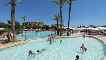 Piscina stagionale all'aperto, ombrelloni da piscina, lettini