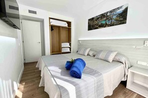 Ein Hotelzimmer mit einem Bett, einem Kleiderschrank und einem Bild an der Wand.