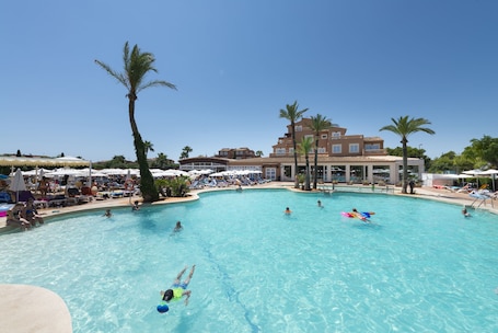 Seasonal outdoor pool, pool umbrellas, sun loungers