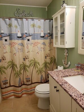 Combined shower/tub, hair dryer, towels, soap - 🧜♀️ Oasis Paradise Guesthouse (Granbury)