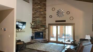 Smart TV, fireplace