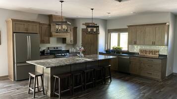 Een koelkast, een magnetron, een oven, een kookplaat