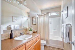 Combined shower/bathtub, hair dryer, towels, soap