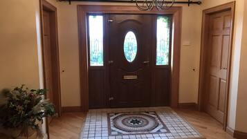 House | Living room | 30-inch flat-screen TV with cable channels, TV, fireplace