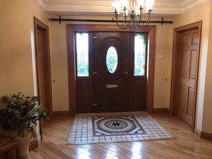 Huis | Woonkamer | Een 30-inch flatscreentelevisie met kabelzenders en televisie