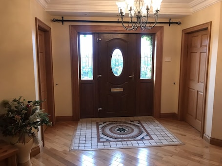 Televisión de pantalla plana, chimenea. Dungannon 2 Bed Bungalow - Sleeps 5 - Pet Friendly