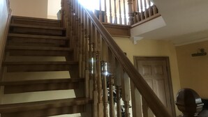 A wooden staircase with a handrail, leading to an upper level. - Dungannon 2 Bed Bungalow - Sleeps 5 - Pet Friendly (Dungannon)