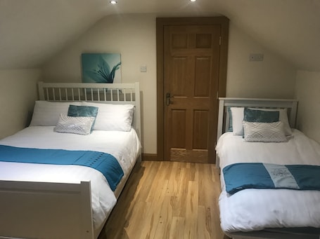 2 habitaciones, tabla de planchar con plancha y wifi gratis . Dungannon 2 Bed Bungalow - Sleeps 5 - Pet Friendly
