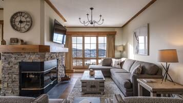 Télévision, cheminée, chaßne hi-fi