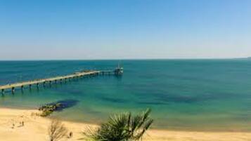 Ligstoelen aan het strand
