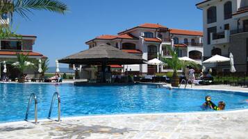 Een binnenzwembad, een buitenzwembad