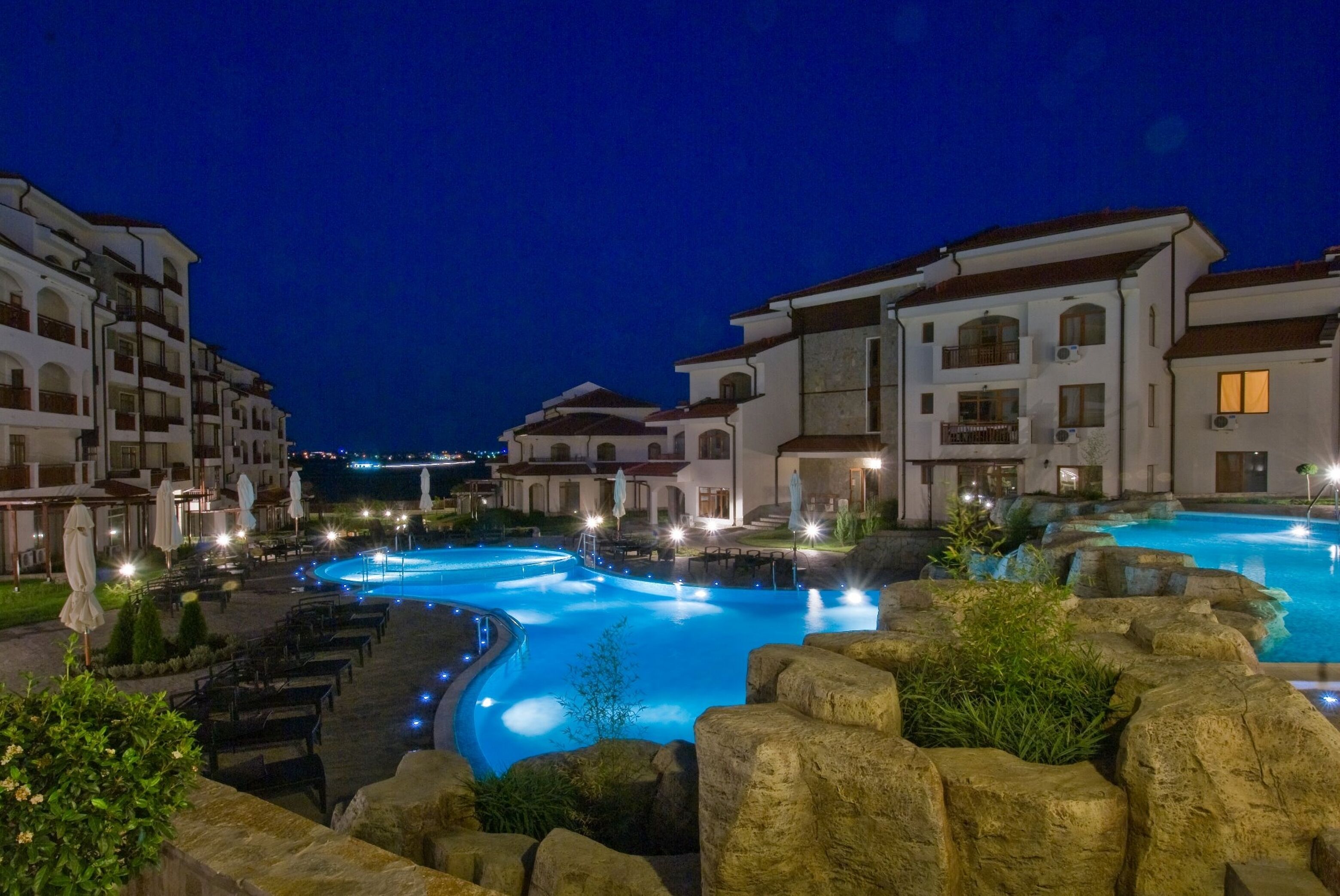 Alberca techada y alberca al aire libre