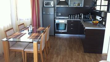 Een koelkast, een magnetron, een oven, een kookplaat