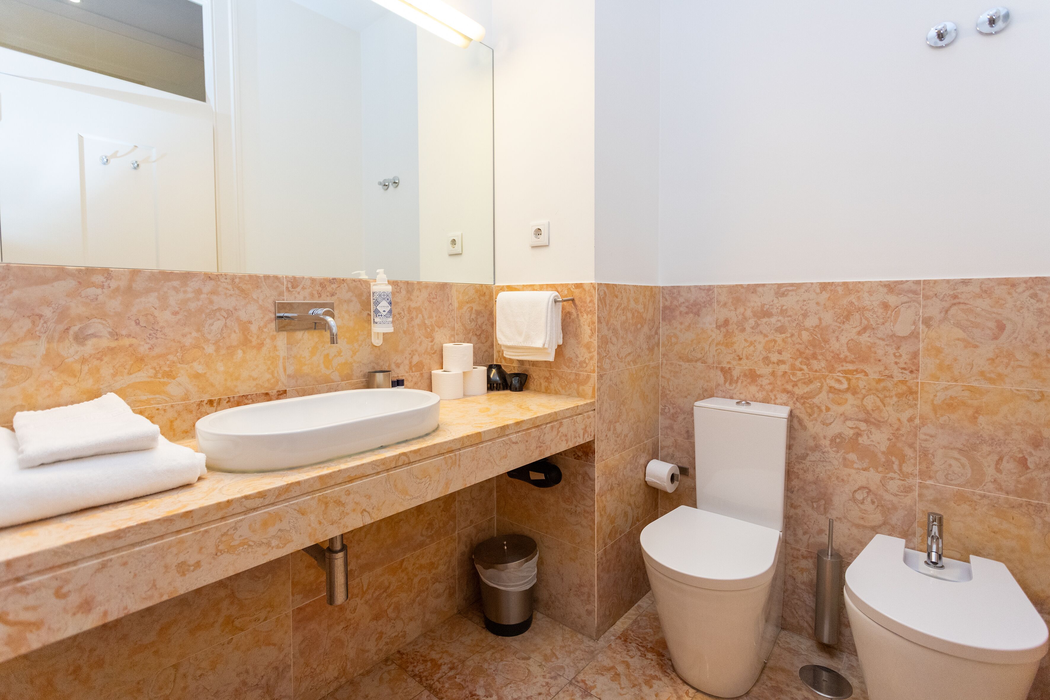 Ein modernes Badezimmer mit Waschbecken, Toilette und Bidet.