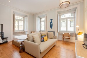 Studio | Living area | 80-cm flat-screen TV with cable channels, LCD TV - Casas da Baixa - Jules & Madeleine (Lisbon)